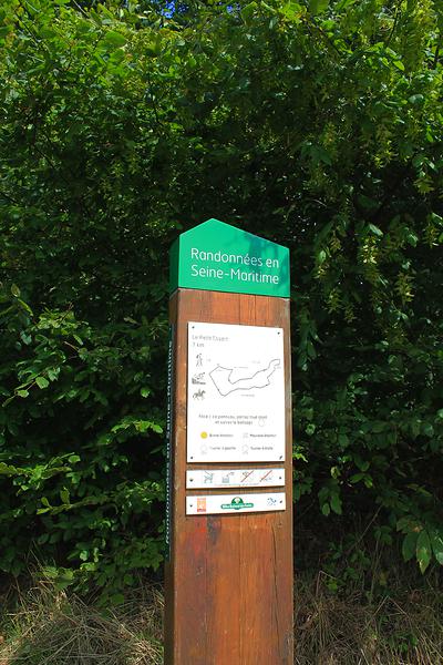 Le totem de départ se trouve près du parking du centre Jean Coiffier aux Essarts.