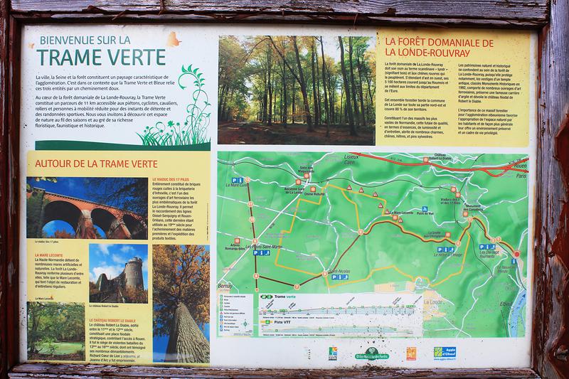 Le panneau situé au point de départ détaille deux chemins : la trame verte dédiée à tout le monde et un circuit dédié aux VTT.