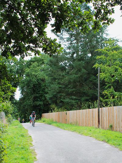 Des cyclistes profitent des portions aménagées sur ce circuit pour se balader en famille.