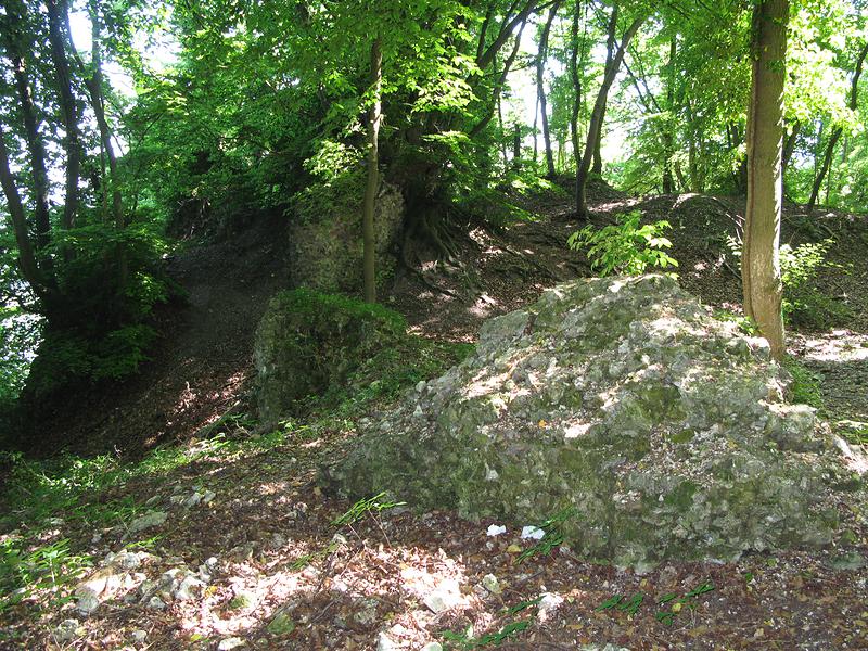 Sur le circuit des troglodytes, rencontre avec les vestiges du château médiéval de la Roche Fouet