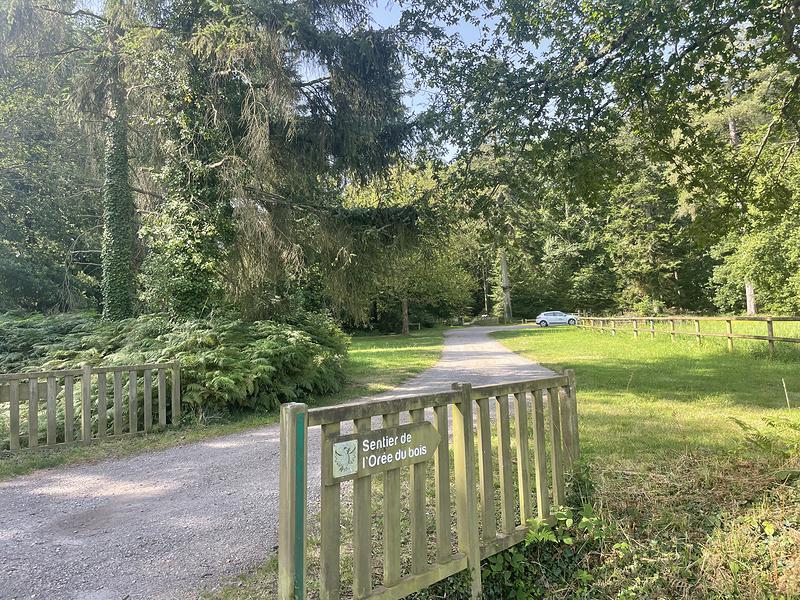 Entrée et parking