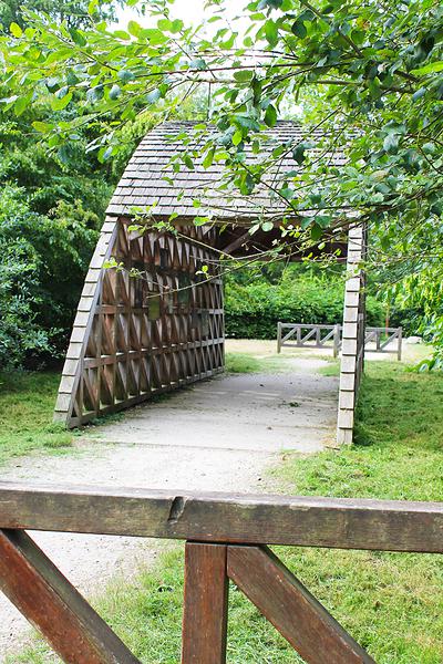 Le kiosque se trouve à l'entrée de la forêt domaniale de Roumare, au niveau du parking du parc animalier.