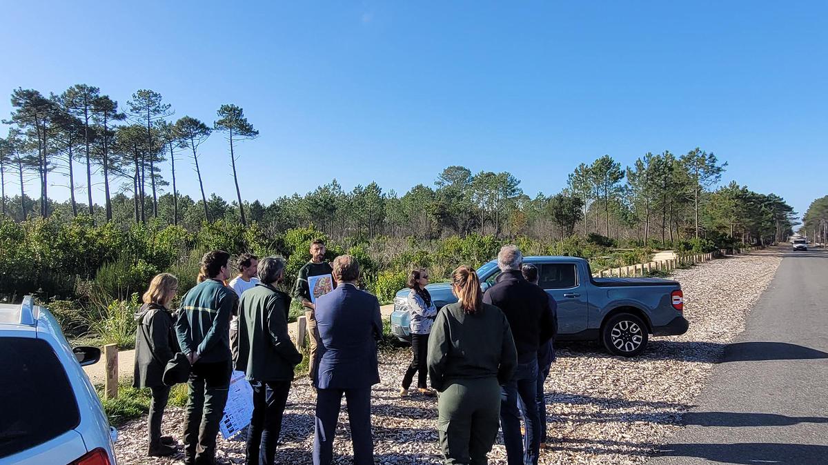 photo des équipes de l'ONF présentant les enjeux sur les sites des plans-plages de la forêt domaniale de La Teste