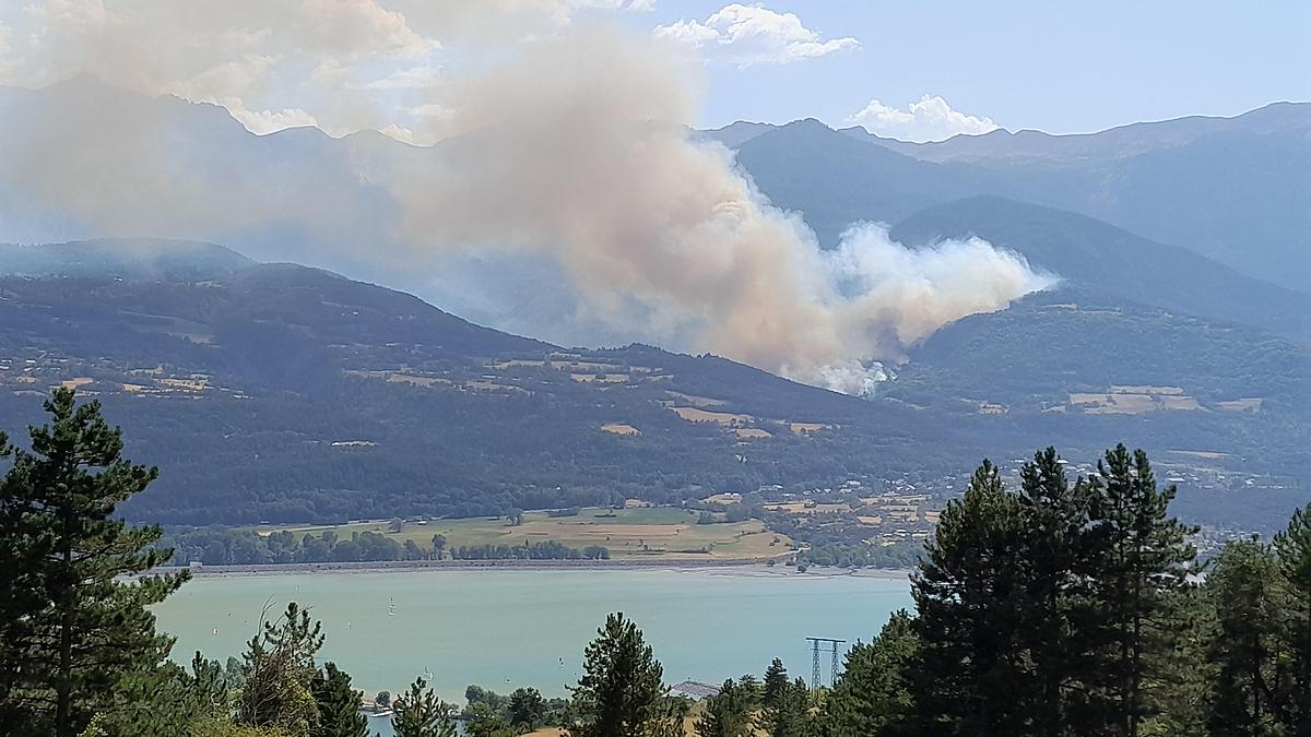 Vue de l'incendie qui a dévasté 25 hectares en forêt à Crots le 23 août 2023
