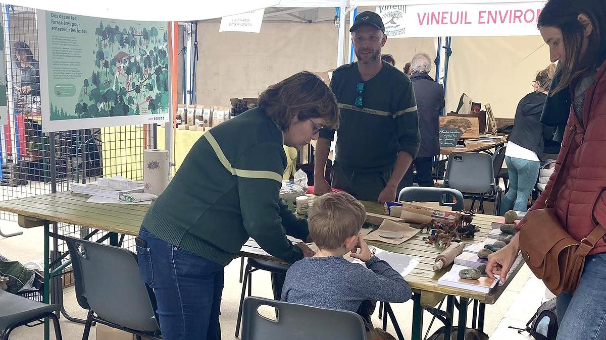 Ses collègues, Aurélie Ferté-Ledemé et Loïc Le-Berre, proposent un atelier créatif aux enfants, pour apprendre la forêt en s'amusant !