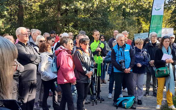 Les participants assistent au discours