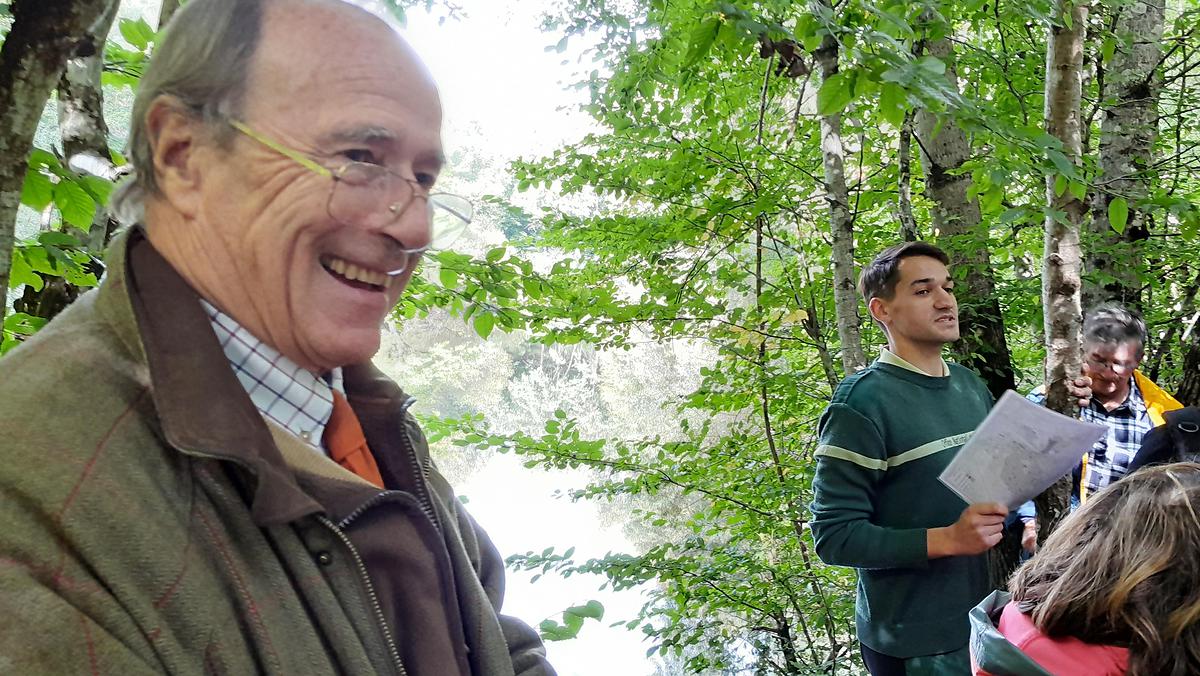 Robin, à droite, explique l'importance des mares, des étangs et de leur préservation. Monsieur Vavasseur, à gauche, participe avec d'autres représentants de la SAFO.