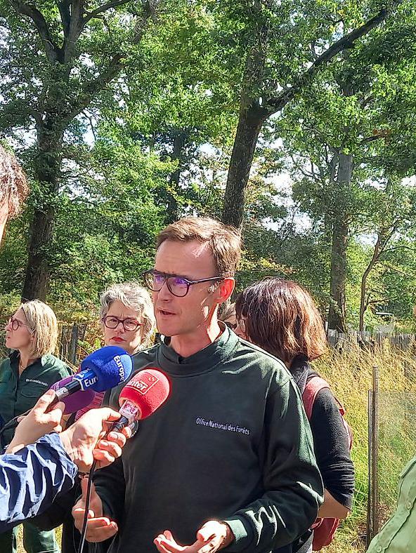 Photo d'un forestier interviewé par les journalistes