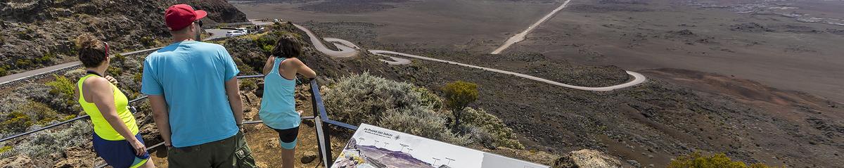 Table d'orientation donnant sur le Piton de la Fournaise